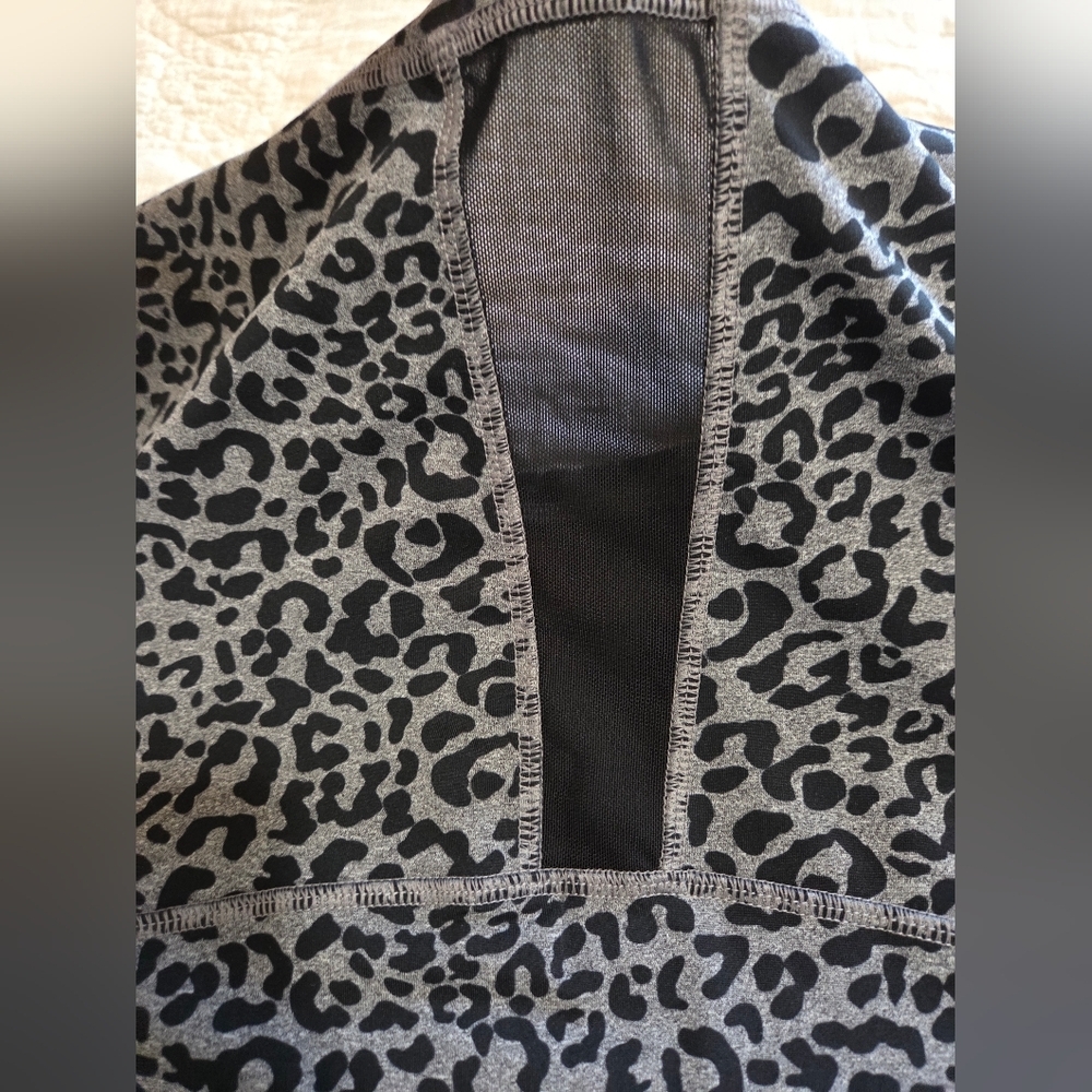 Vogo Athletica Leopard Print Top - Picture 4 of 4